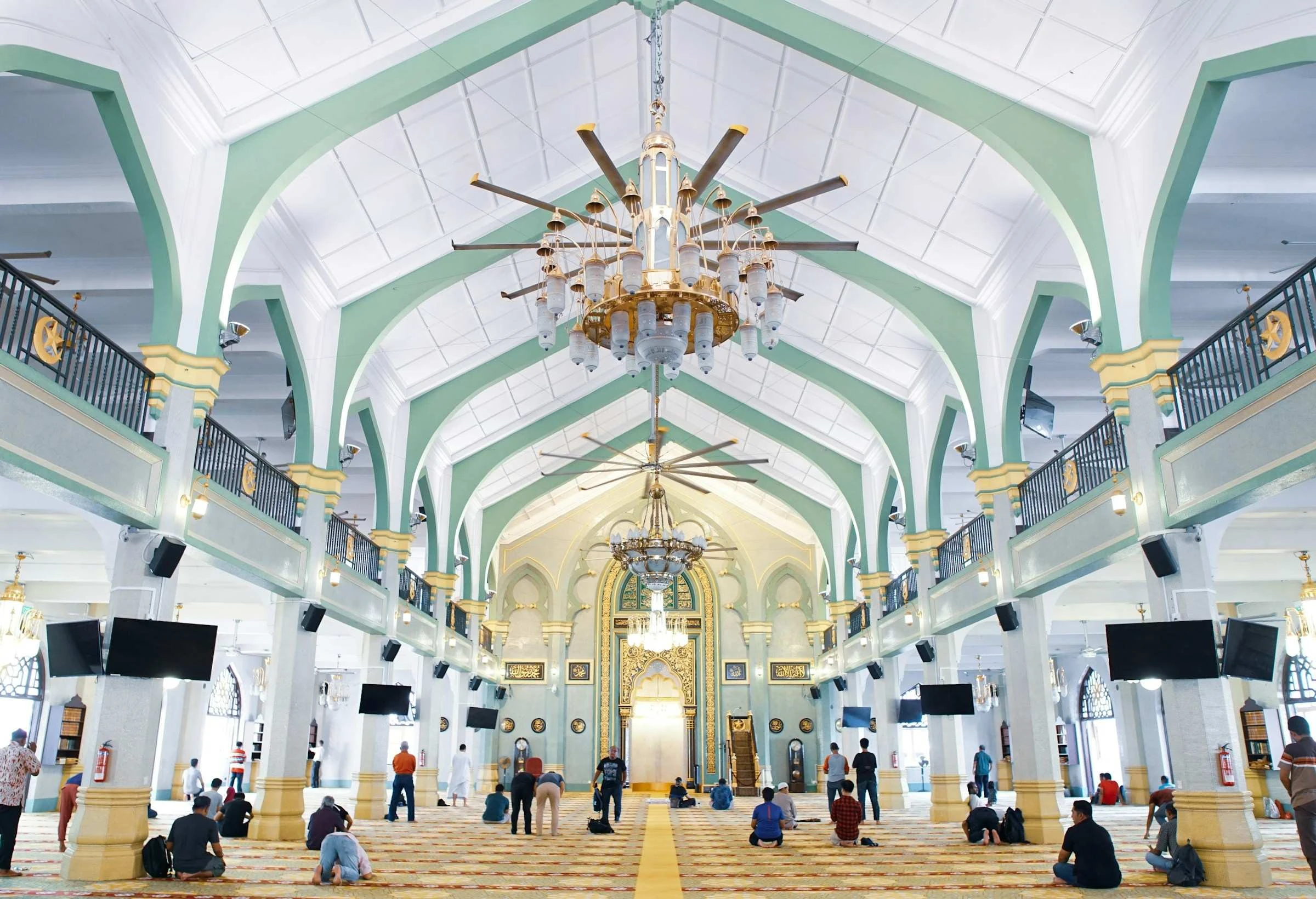 Usai Shalat, Dzikir atau Jabat Tangan Duluan?