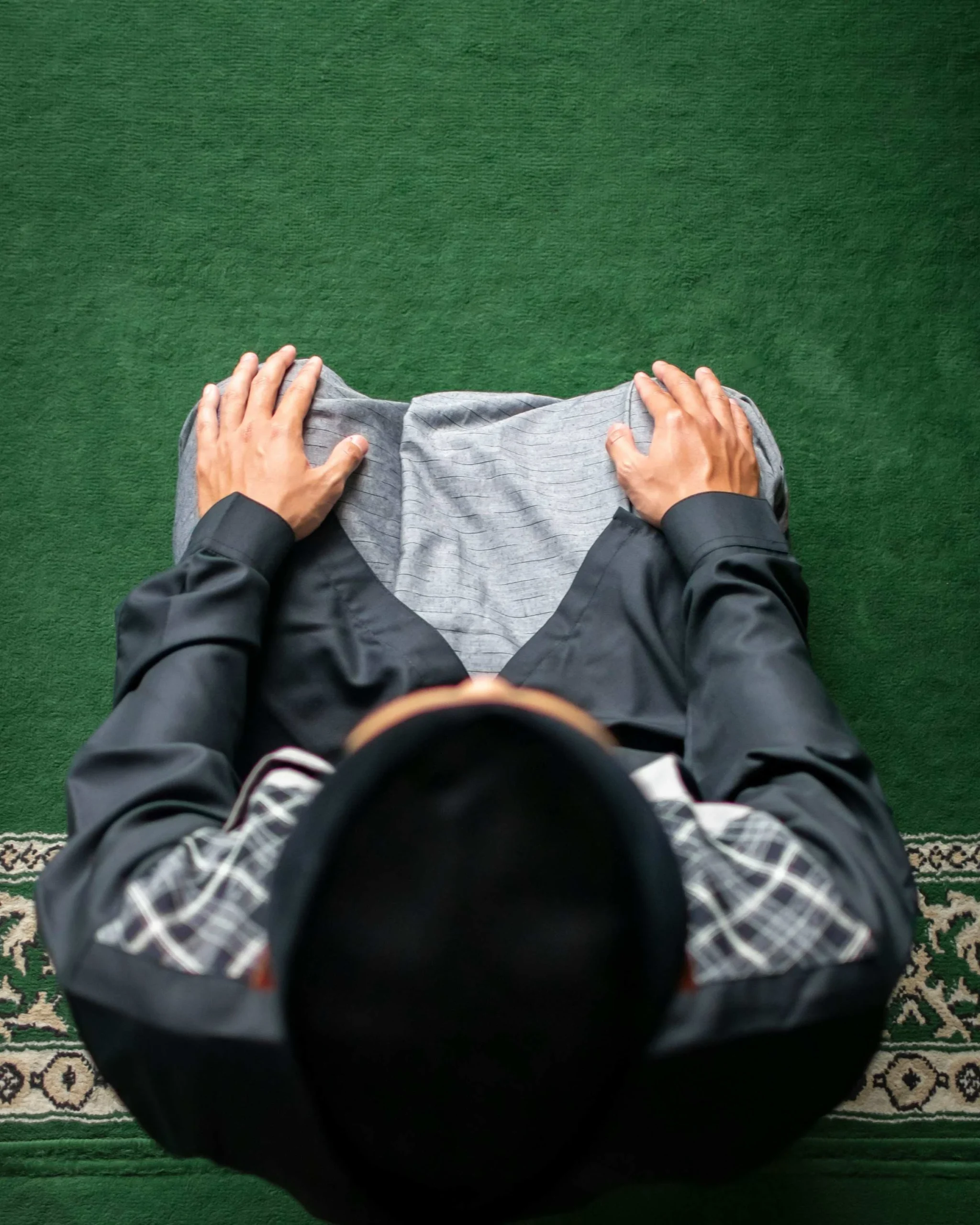 Jangan Lewat di Depan Orang yang Sedang Shalat!